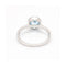 Bague Bague halo en or blanc 18 kt avec diamants et topaze bleue 58 Facettes UKD359674LF