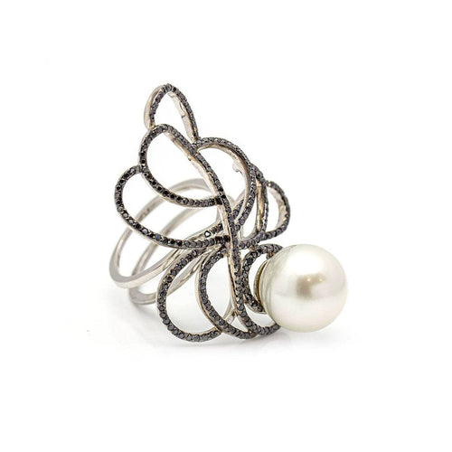 Bague SPIDER - Bague en or blanc 18 kt, diamants noirs et perle 58 Facettes UKD359727LF