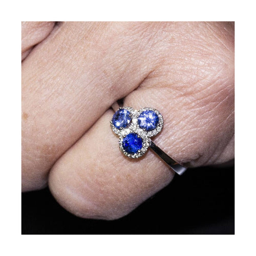 Bague 52 Bague trio - Bague en or blanc 18 kt, saphirs et diamants 58 Facettes UKD360087AS