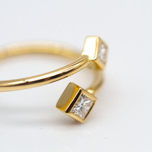 Bague PRINCESS - Bague en or jaune 18K et diamants taille princesse 58 Facettes UKD364481GM