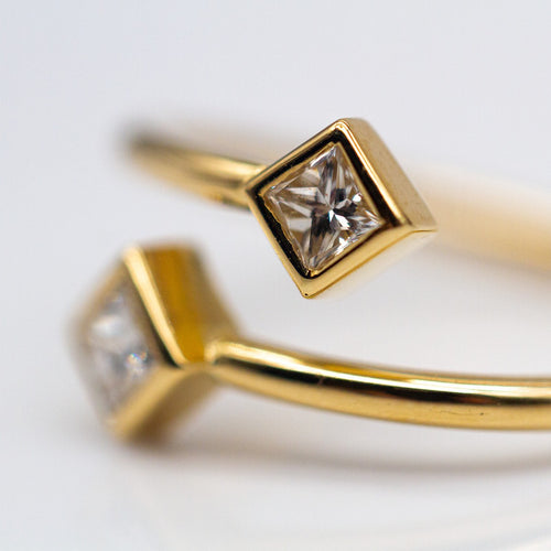 Bague PRINCESS - Bague en or jaune 18K et diamants taille princesse 58 Facettes UKD364481GM