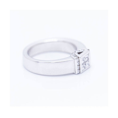 Bague Bague princesse en or blanc 18 kt avec diamants 58 Facettes UKN102929EJ