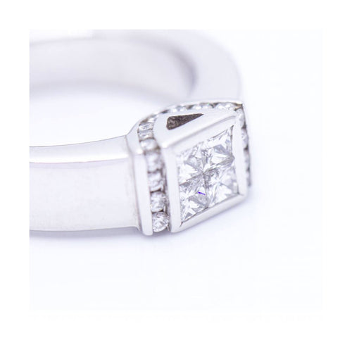 Bague Bague princesse en or blanc 18 kt avec diamants 58 Facettes UKN102929EJ