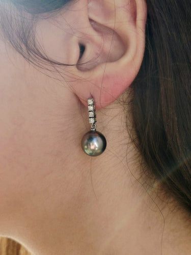 Boucles d'oreilles Boucles d’oreilles pendantes en or blanc avec perles de Tahiti et diamants 58 Facettes 1717203