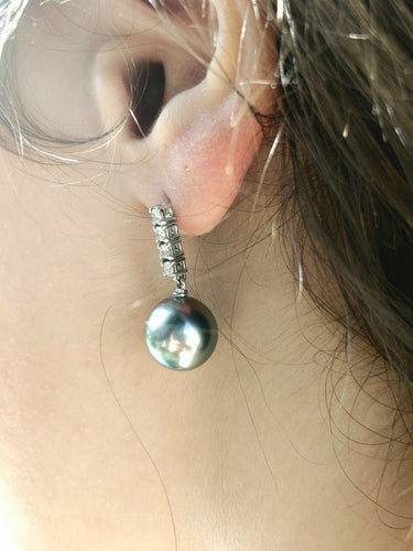 Boucles d'oreilles Boucles d’oreilles pendantes en or blanc avec perles de Tahiti et diamants 58 Facettes 1717203