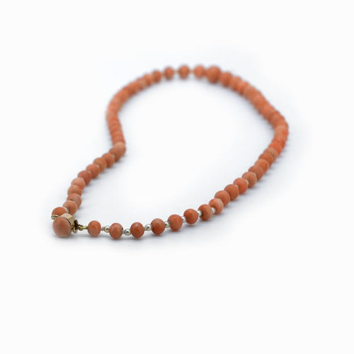 Collier Collier ancien en corail et or jaune 18 carats 58 Facettes Collier 145/2