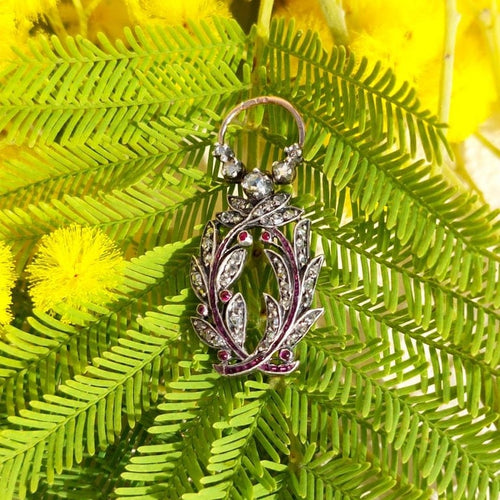 Pendentif Palmes Académiques - Pendentif en or 18k et argent, diamants et rubis 58 Facettes 241