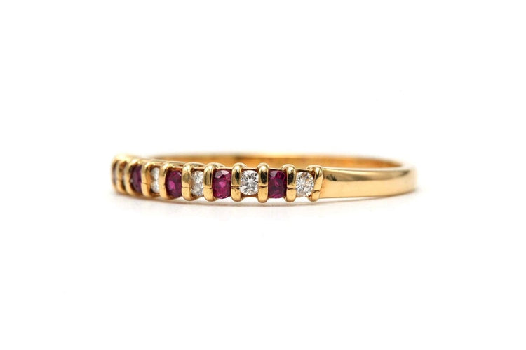 Bague 62 Bague contemporaine en or jaune 18 carats, rubis et diamants taille brillant 58 Facettes 23450