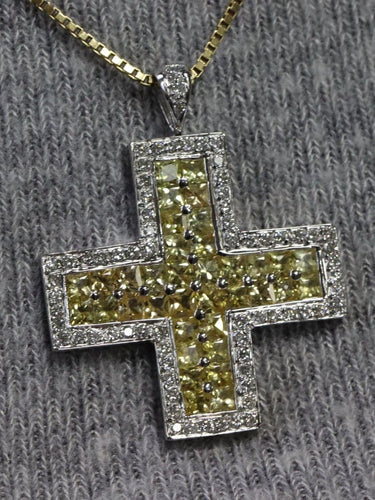 Pendentif Pendentif croix en or blanc, diamants et saphirs jaunes 58 Facettes 1729