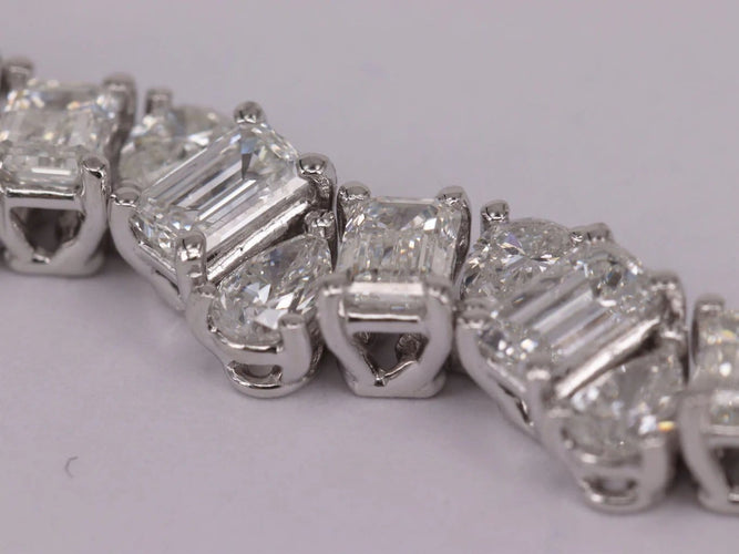 Bracelet Bracelet tennis en or blanc et diamants taille émeraude et poire 58 Facettes 3335