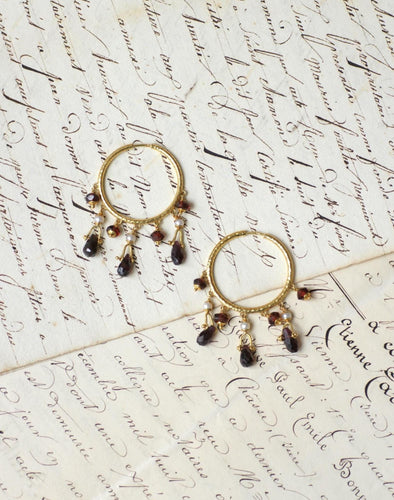 Boucles d'oreilles Boucles d’oreilles créoles en or jaune 18 ct, grenats et perles 58 Facettes
