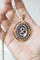 Pendentif Pendentif broche - Agate rubanée et grenats en or jaune 18 ct 58 Facettes