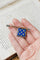 Broche Broche drapeau aux fleurs de lys en or 18 ct, diamants et perle 58 Facettes