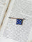 Broche Broche drapeau aux fleurs de lys en or 18 ct, diamants et perle 58 Facettes