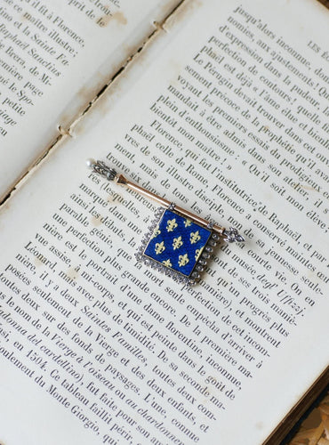 Broche Broche drapeau aux fleurs de lys en or 18 ct, diamants et perle 58 Facettes