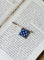 Broche Broche drapeau aux fleurs de lys en or 18 ct, diamants et perle 58 Facettes