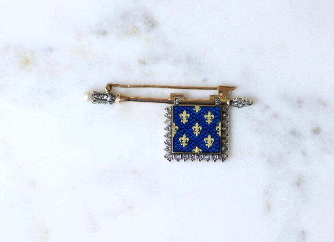 Broche Broche drapeau aux fleurs de lys en or 18 ct, diamants et perle 58 Facettes