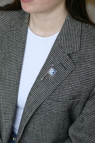 Broche Broche drapeau aux fleurs de lys en or 18 ct, diamants et perle 58 Facettes