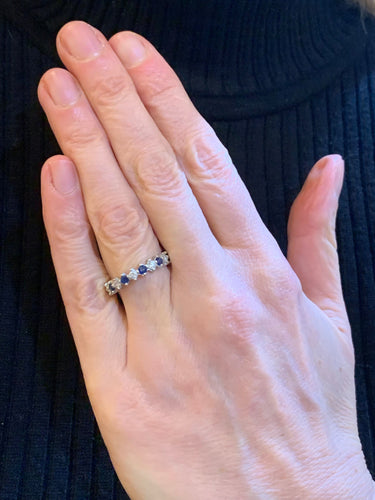 Bague 52 Alliance demi-tour saphirs et diamants en or gris 18 carats 58 Facettes B394