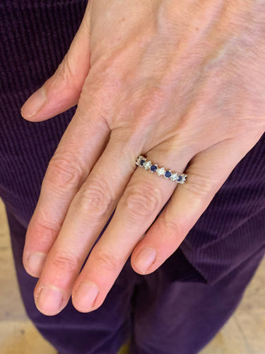 Bague 52 Alliance demi-tour saphirs et diamants en or gris 18 carats 58 Facettes B394