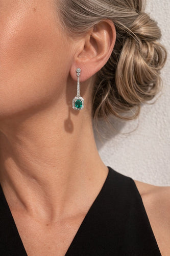Boucles d'oreilles Boucles d'oreilles longues en or blanc 18k, émeraudes et diamants 58 Facettes 50431