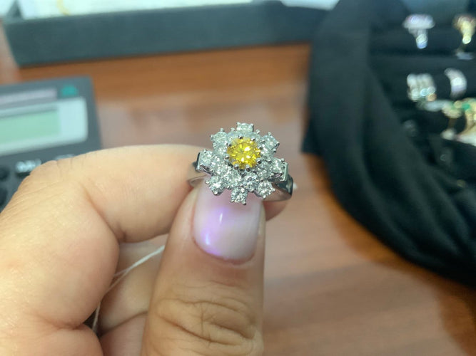 Bague 52.5 Bague en or blanc fleur diamant jaune 58 Facettes BA-42