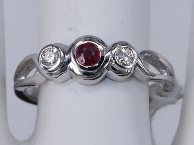 Bague 54.5 Bague 3 pierres en or blanc, rubis et diamants 58 Facettes BA-105