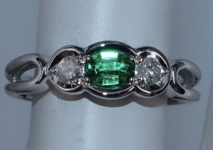 Bague 53.5 Bague colombienne - Bague en or blanc, émeraude et diamants 58 Facettes BA-56