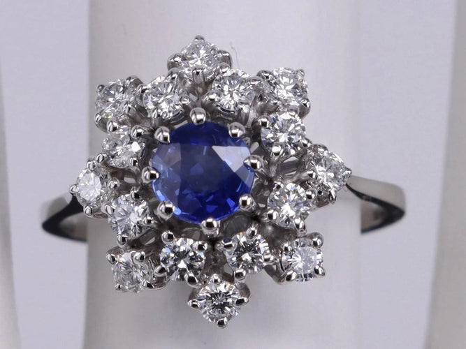 Bague 53 Bague ronde en or blanc, saphir bleu royal et diamants 58 Facettes BA-533