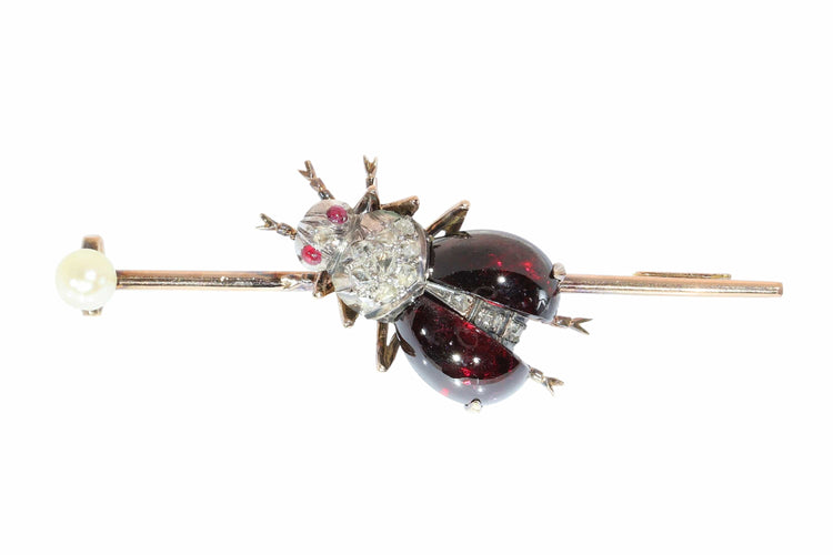 Broche Broche victorienne française en forme de barrette ornée d'un scarabée serti de grenats, de rubis et de diamants 58 Facettes 26050-0148