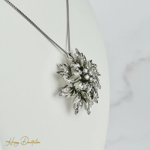 Pendentif Broche pendentif fleur en or blanc avec diamants 2,4 ct 58 Facettes 1840