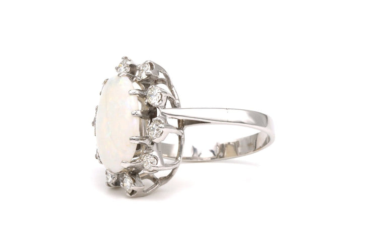 Bague 53 Bague contemporaine en or blanc 14 carats avec opale et diamants 58 Facettes 21993
