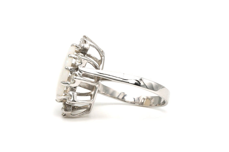 Bague 53 Bague contemporaine en or blanc 14 carats avec opale et diamants 58 Facettes 21993