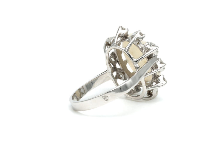 Bague 53 Bague contemporaine en or blanc 14 carats avec opale et diamants 58 Facettes 21993