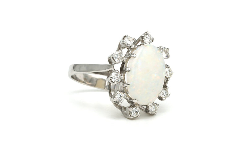Bague 53 Bague contemporaine en or blanc 14 carats avec opale et diamants 58 Facettes 21993