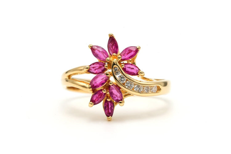 Bague 57 Bague contemporaine en or jaune 18 carats avec rubis et diamants 58 Facettes 21951