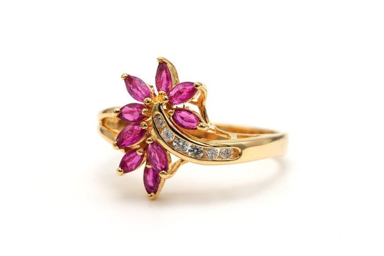 Bague 57 Bague contemporaine en or jaune 18 carats avec rubis et diamants 58 Facettes 21951