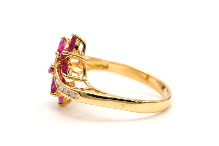 Bague 57 Bague contemporaine en or jaune 18 carats avec rubis et diamants 58 Facettes 21951