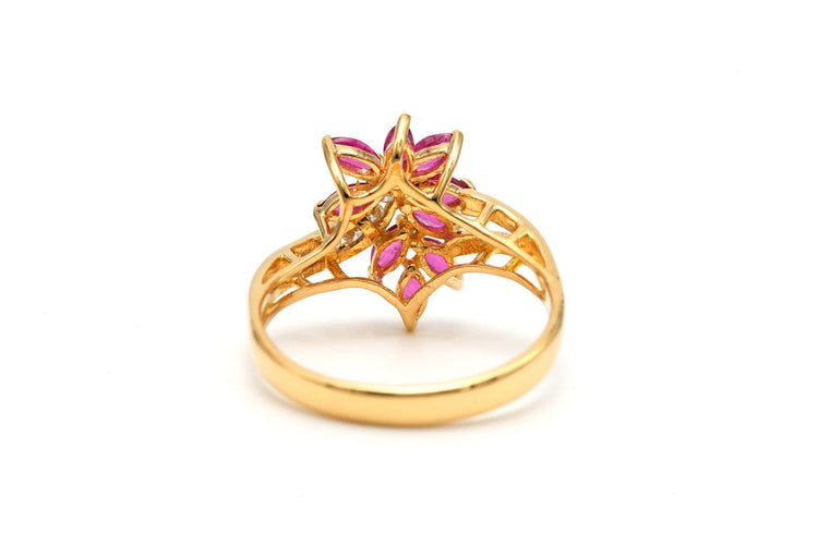 Bague 57 Bague contemporaine en or jaune 18 carats avec rubis et diamants 58 Facettes 21951