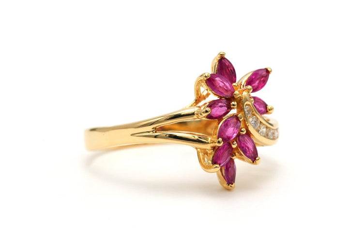 Bague 57 Bague contemporaine en or jaune 18 carats avec rubis et diamants 58 Facettes 21951