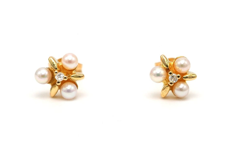 Boucles d'oreilles Boucles d'oreilles contemporaines en or jaune 18 carats, perles et diamants taille brillant 58 Facettes B761