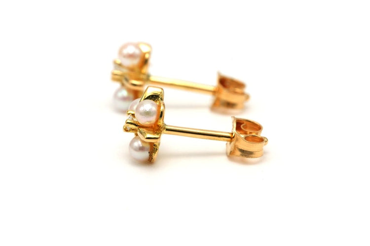 Boucles d'oreilles Boucles d'oreilles contemporaines en or jaune 18 carats, perles et diamants taille brillant 58 Facettes B761