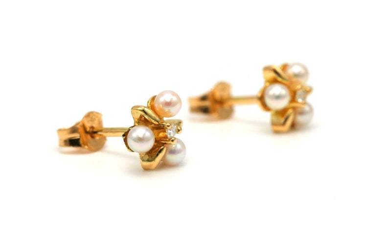 Boucles d'oreilles Boucles d'oreilles contemporaines en or jaune 18 carats, perles et diamants taille brillant 58 Facettes B761