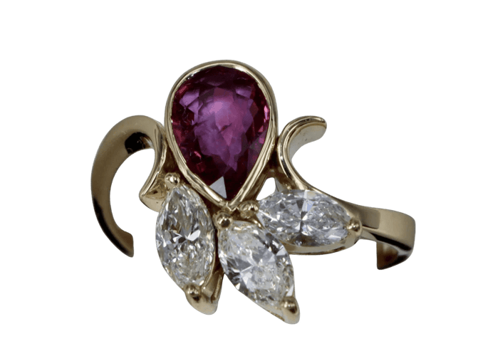 Bague 53 Bague vintage en or jaune avec rubis poire et diamants marquise 58 Facettes BA 113