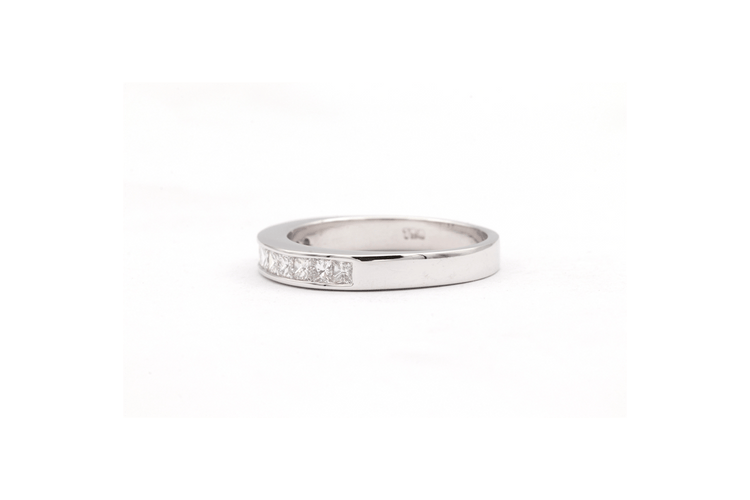 Bague 54 Alliance demi-américaine en or blanc 18 carats sertie de diamants princesse 58 Facettes 19364
