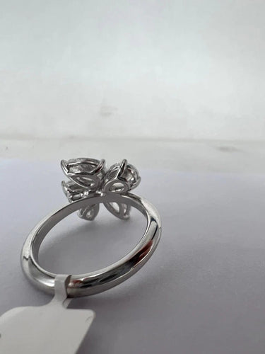Bague Bague en or blanc 18 carats avec fleur solitaire en diamant 58 Facettes P756