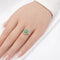 Bague 54 Bague marguerite en or blanc 18 carats, émeraudes et diamants 58 Facettes Bague marguerite en or émeraudes et diamants