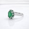 Bague 54 Bague marguerite en or blanc 18 carats, émeraudes et diamants 58 Facettes Bague marguerite en or émeraudes et diamants