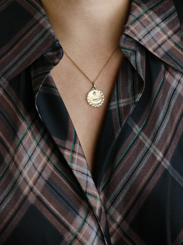 Pendentif AUGIS Médaille Amour ronde Plus Hier Moins Demain or jaune rubis 58 Facettes 1164.3