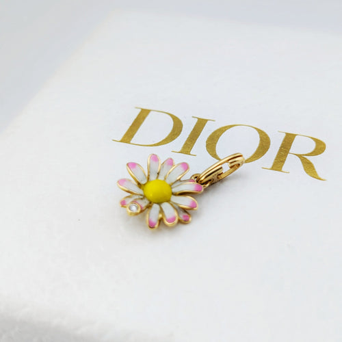 Pendentif Dior Diorette - Pendentif marguerite en or jaune 18 carats et diamant 58 Facettes 32178